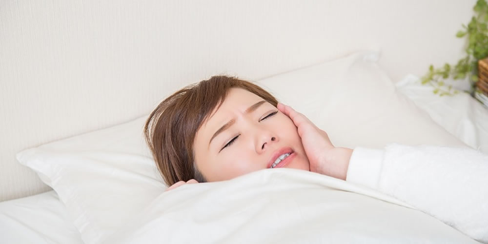 朝起きた際に感じる歯の痛みの原因とは？