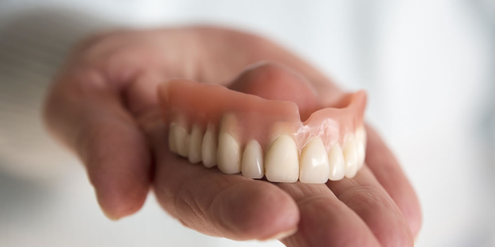 入れ歯が臭くなる原因と臭いの改善方法