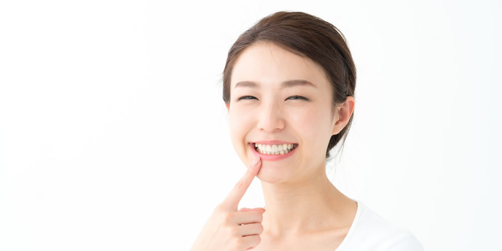 天然歯のような白い歯になるセラミック治療のメリットとは？